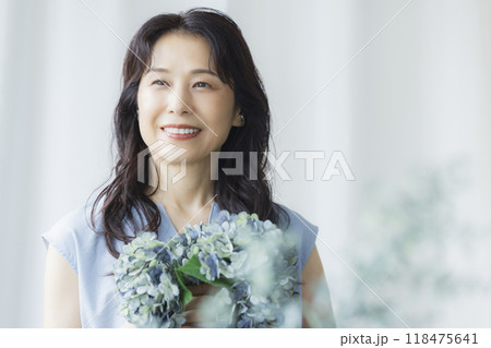 窓辺のミドル女性　 118475641