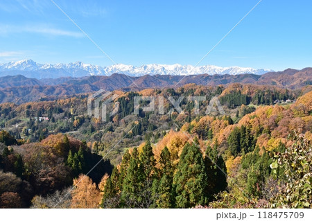 紅葉のピークを迎えた小川村の田園風景と北アルプスの競演 118475709