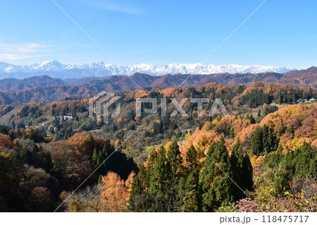 紅葉のピークを迎えた小川村の田園風景と北アルプスの競演 118475717