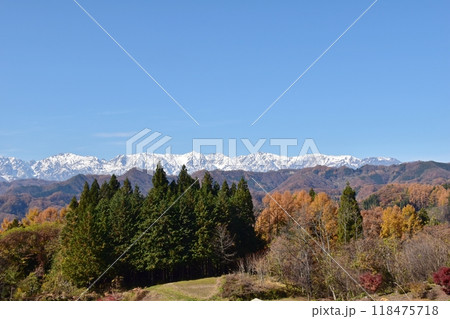 紅葉のピークを迎えた小川村の田園風景と北アルプスの競演 118475718