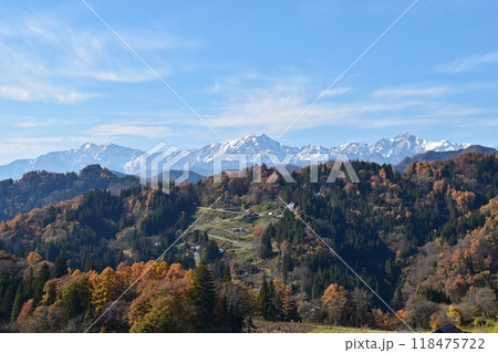 紅葉のピークを迎えた小川村の田園風景と北アルプスの競演 118475722