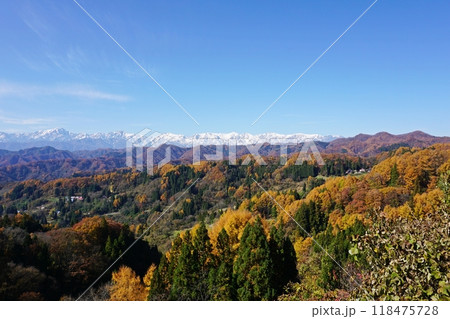 紅葉のピークを迎えた小川村の田園風景と北アルプスの競演 118475728