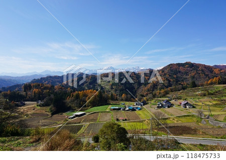 紅葉のピークを迎えた小川村の田園風景と北アルプスの競演 紅葉のピークを迎えた小川村の田園風景と北アルプスの競演 118475733