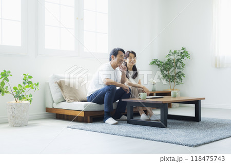 リビングのミドル夫婦　　 118475743