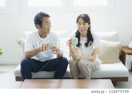 リビングのミドル夫婦　　 118475749