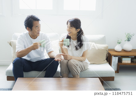 リビングのミドル夫婦　　 118475751