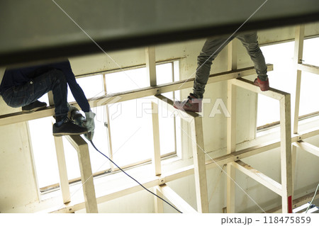 鉄骨を解体する作業員　　 118475859