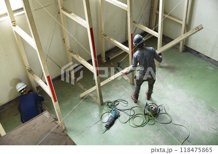 鉄骨を解体する作業員　　 118475865