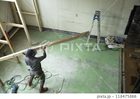 鉄骨を解体する作業員 鉄骨を解体する作業員 118475866