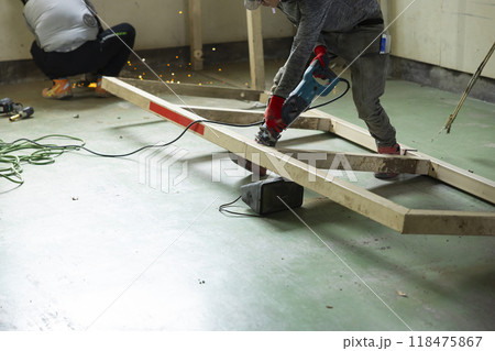鉄骨を解体する作業員 鉄骨を解体する作業員 118475867