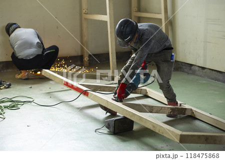 鉄骨を解体する作業員 鉄骨を解体する作業員 118475868