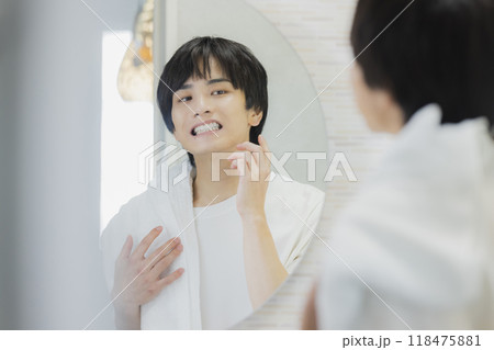 洗面所でスキンケアする男性　 118475881