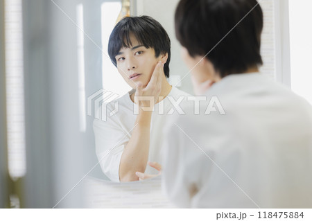 洗面所でスキンケアする男性 洗面所でスキンケアする男性 118475884