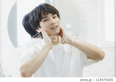 洗面所でスキンケアする男性  118475885