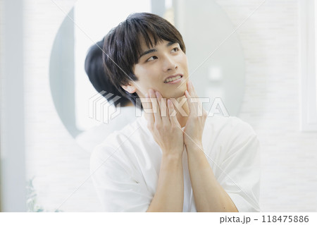 洗面所でスキンケアする男性  118475886