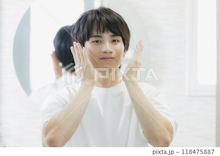 洗面所でスキンケアする男性 洗面所でスキンケアする男性 118475887