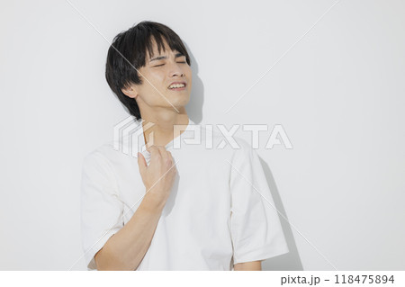 白いTシャツの若い男性　 118475894