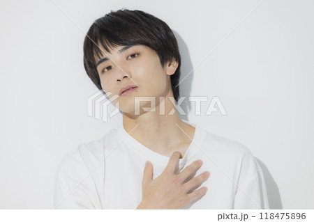 白いTシャツの若い男性　 118475896