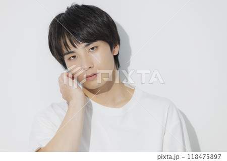 白いTシャツの若い男性　 118475897