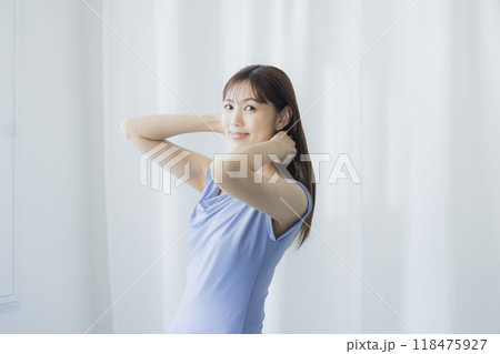 水色のドレスの女性 水色のドレスの女性 118475927