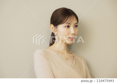 ベージュのワンピースの女性　 118475943