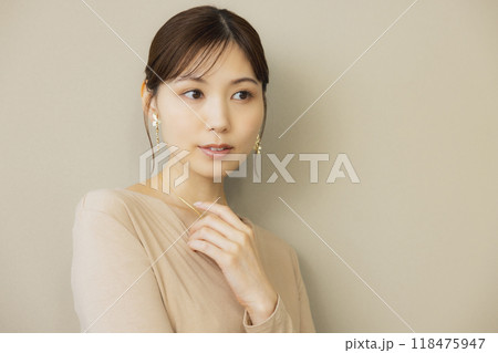 ベージュのワンピースの女性 ベージュのワンピースの女性 118475947