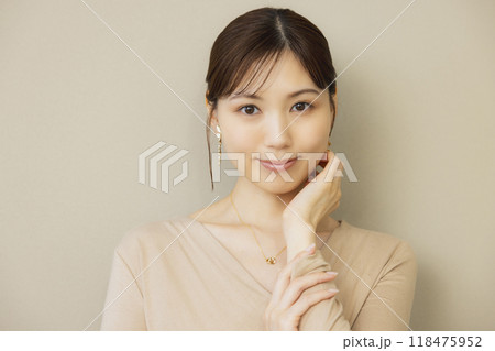 ベージュのワンピースの女性　 118475952