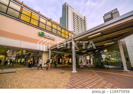 日本の横浜都市景観 桜木町駅 南改札（西口）などを望む。野毛ちかみち側… 118475956