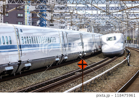 すれ違う新幹線 118475961