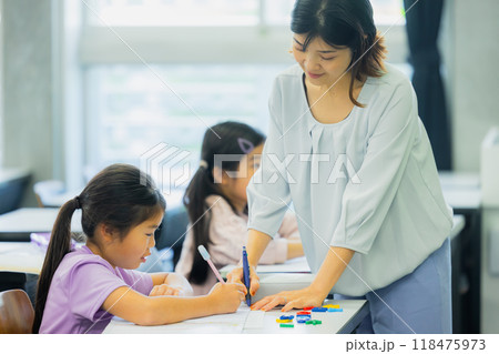 教室で授業を受ける小学生 教室で授業を受ける小学生 118475973