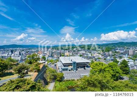 山県津山市　津山城から見渡す夏の津山の町並みと中国山地 118476015