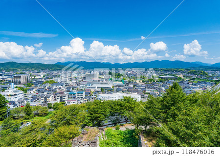 山県津山市　津山城から見渡す夏の津山の町並みと中国山地 118476016