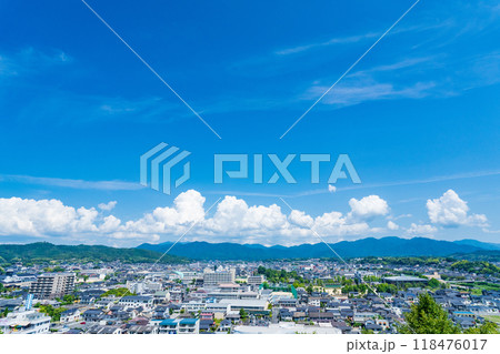 山県津山市 津山城から見渡す夏の津山の町並みと中国山地 山県津山市 津山城から見渡す夏の津山の町並みと中国山地 118476017