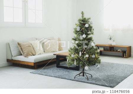 リビングにあるクリスマスツリー 118476056