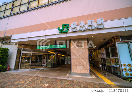 日本の横浜都市景観 桜木町駅 北改札（西口）などを望む＝9月18日 118478151