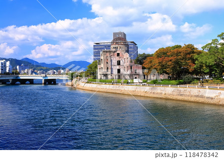 【広島県】秋の平和記念公園（原爆ドーム） 118478342