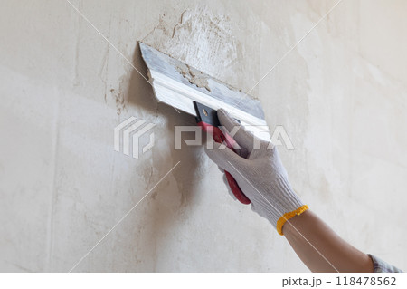 The process of applying putty to the wall. 118478562
