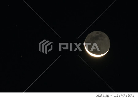 葉月、月齢27.2地球照の三日月、細い月 118478673