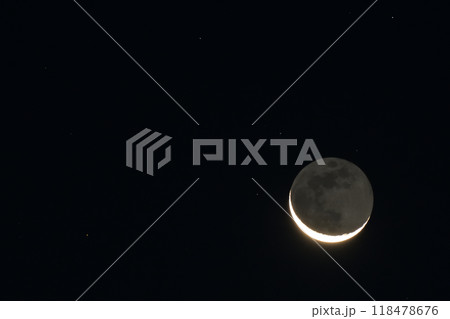 葉月、月齢27.2地球照の三日月、細い月 118478676