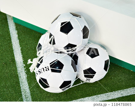 Classic soccer balls in grid on green football field lawn Classic soccer balls in grid on green football field lawn 118478865