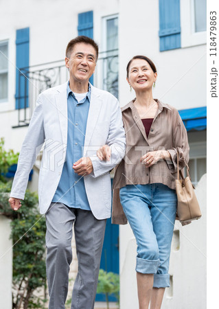 笑顔で寄り添うシニア夫婦 笑顔で寄り添うシニア夫婦 118479863