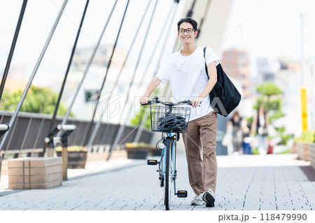 自転車を押す若い男性 118479990