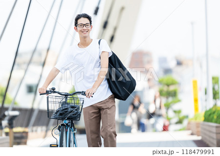 自転車を押す若い男性 118479991