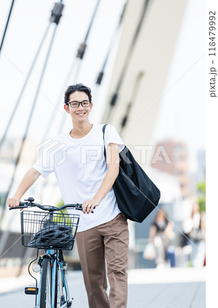 自転車を押す若い男性 118479992