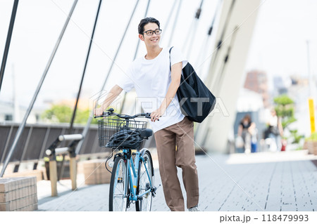 自転車を押す若い男性 118479993
