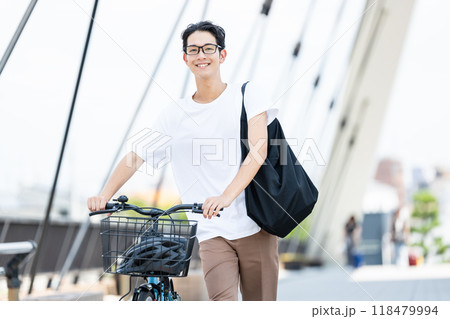自転車を押す若い男性 118479994