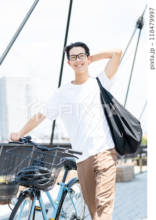 自転車を押す若い男性 118479997