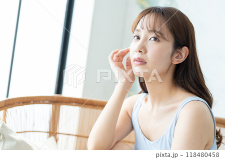 スキンケアをする若い女性　ビューティーイメージ 118480458