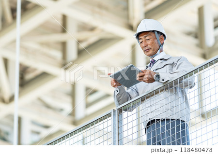 作業服を着たシニアの男性 118480478