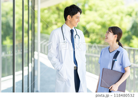 病院で働く若い医師と看護師 118480532